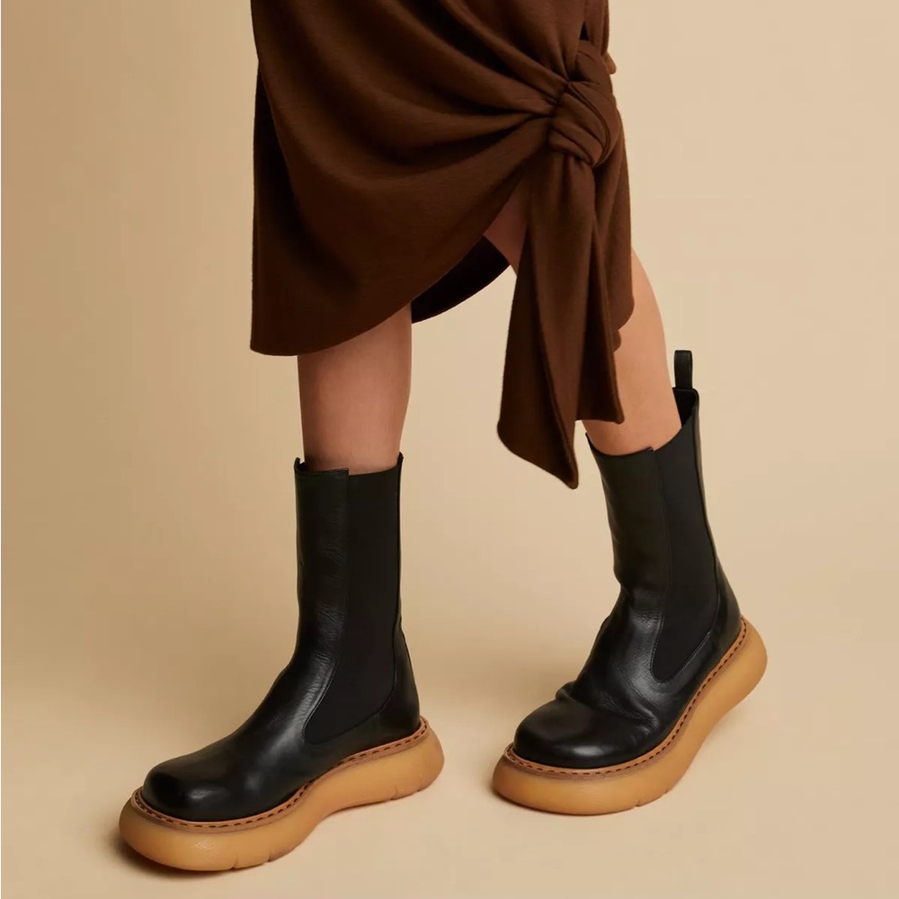 KHAITE
Bleecker Chelsea Boots